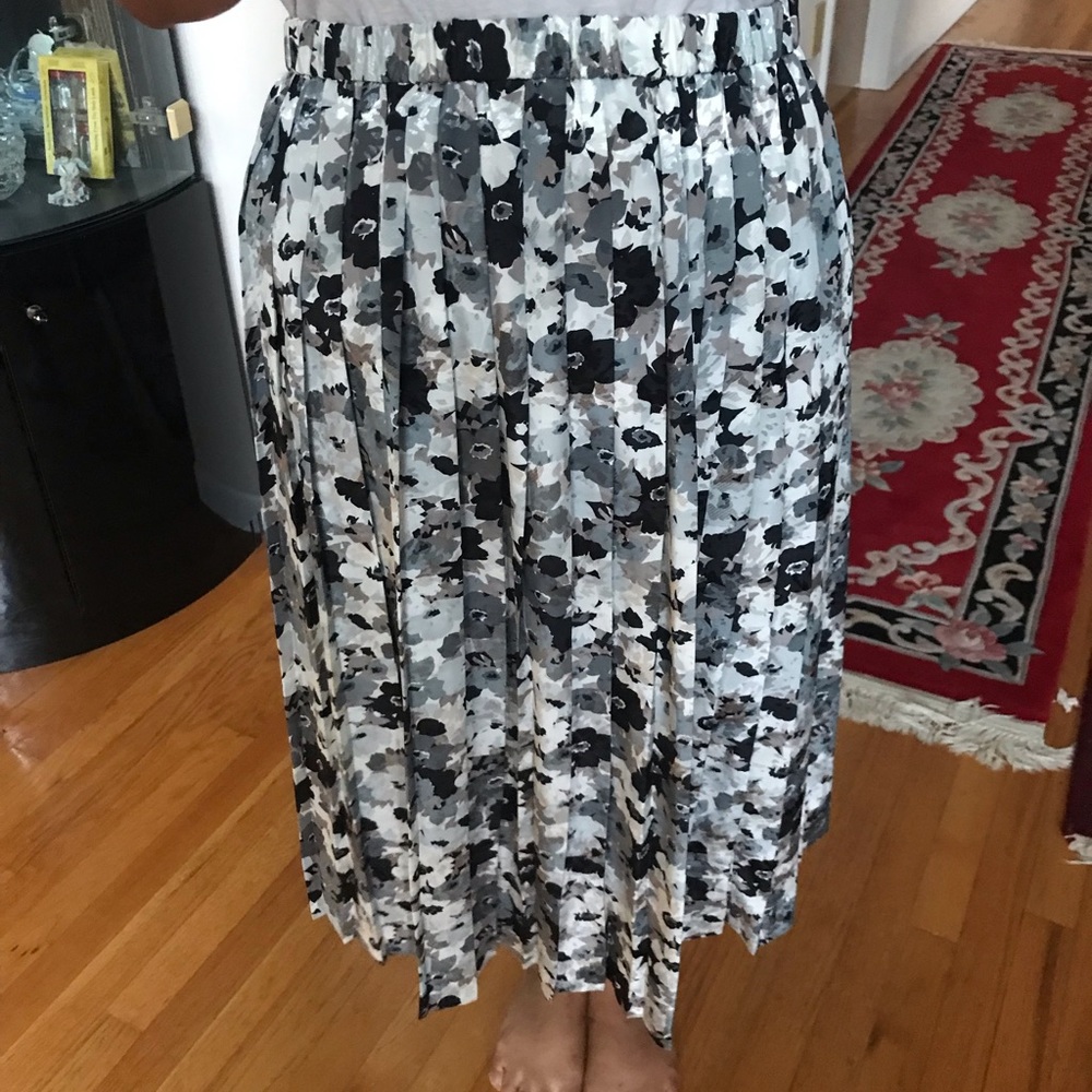 Silky pleated skirt